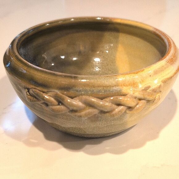 Handmade Ribbed Pottery Bowl with Braided Handles Artist Signed - Picture 4 of 9